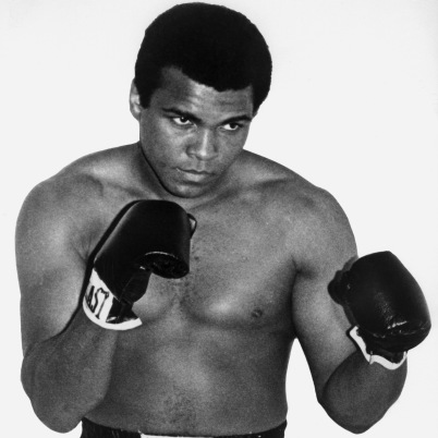 photo datée des années 60 de l'ancien champion du monde de boxe dans la catégorie des poids lourds, Mohammed Ali (Cassius Clay). Mohammed Ali devint champion olympique des poids mi-lourds en 1960 puis champion du monde poids lourds pour la première fois en février 1964 contre Sonny Liston. Picture dated from the 60's of the U.S. boxing champion Cassius Clay (Muhammad Ali), who got the Olympic middle heavyweight gold meadal in 1960 in Rome, aged 18, and got the professional world heavyweight title for the first time in February 1964 against Sonny Liston. (Photo credit should read -/AFP/Getty Images)