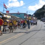 Desfile de los equipos por el centro de San Ignacio.