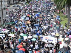 Miles acuden a marcha a favor de educación superior