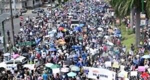 Miles acuden a marcha a favor de educación superior