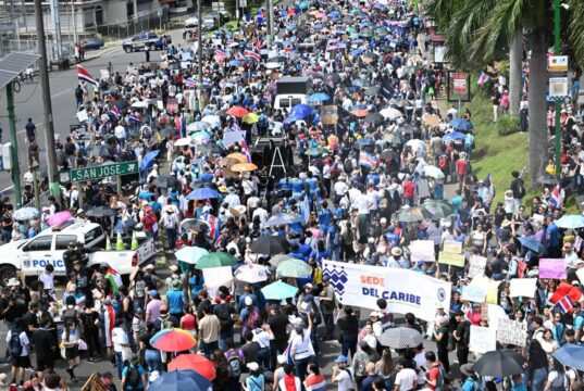 Miles acuden a marcha a favor de educación superior